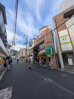 人気の散策エリア「岡本」|1F店舗外観