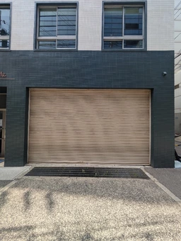 磯上オフィスエリアの入口的な立地|1F外観