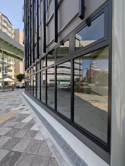 幅広ガラス面｜1F外観