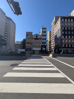 市役所通り(フラワーロード)に面する1F路面店舗外観