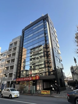 目白通りに面す、雰囲気の良いビル