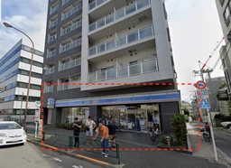 外苑東通り沿いで視認性が抜群の1F路面店舗!■ガラス面の広い間取りは明るく開放的な店舗造りに最適!外観