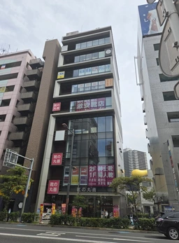 浅草駅側と隅田川側の両方向に面しており看板が取れます!!外観