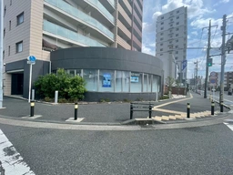 国道6号線「南柏駅西口」交差点角地に立地/前面ガラス張りの視認性の高い物件です外観