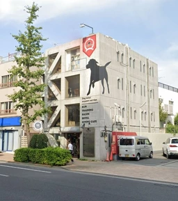 目黒通りに面す空中店舗/「目黒消防署」バス停すぐそば/大型インテリア店の対面【飲食相談】外観
