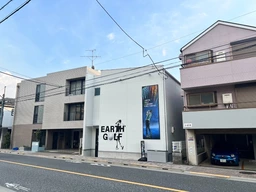 飛田給駅3分の好立地物件!1・2階一棟貸物件となります。現況シミュレーションゴルフ居抜きですが、業種柔軟に相談可能です。外観