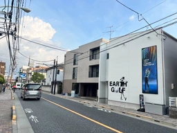 飛田給駅3分の好立地物件!1・2階一棟貸物件となります。現況シミュレーションゴルフ居抜きですが、業種柔軟に相談可能です。外観