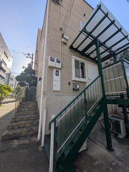 個性的な入口階段|1F サロン・物販店・事務所向き外観