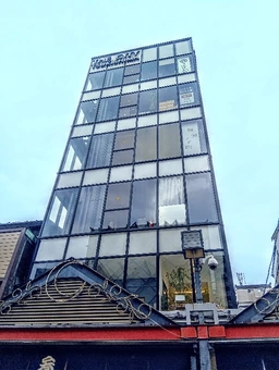 【重飲食可】月島駅徒歩3分、月島西仲通り商店街の中心に位置する好立地！寿司屋の居抜き物件（事務所付き）です外観