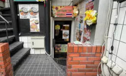 総武線新小岩駅から徒歩5分、新小岩ルミエール商店街からすぐの1階でタイ 料理店の居抜き物件が出ました!外観