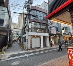武蔵小金井駅のメインのムサコ通りに面している!諸条件相談可能!大きめ看板相談可!外観