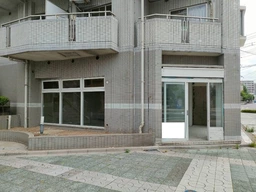 川口駅 徒歩9分◆本町大通り沿いの路面店◆理容室＆美容室に最適◆川口郵便局真ん前で視認性も大◆飲食相談可◆外観