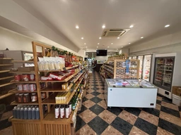 駅前通り沿い、間口が大きく視認性の良い1階路面店舗!外観