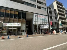 鶴川駅 徒歩4分 造作譲渡無償 1F〈A区画〉物販店居抜き物件 【飲食可】外観