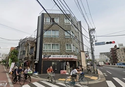 環七通りと商店街の交差点に位置する、角地１階路面店！重飲食も相談可！外観