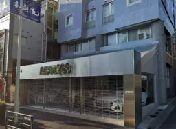 馬込駅 徒歩8分◆環七沿いの路面店◆前面ガラス張りで視認性大◆カーディーラーやスーパーにも最適◆2階別途利用可能◆外観