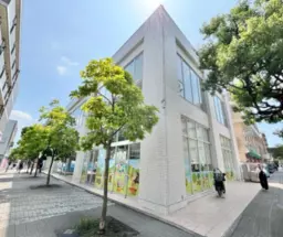 仲町台駅徒歩1分の店舗·事務所専用ビル! ガラス面が多く視認性の高い立地です。(賃料目安:718,476円)