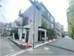 表参道駅 徒歩4分 スケルトン物件 【重飲食可】前面ガラス張り/ 看板取付スペースあり/ デザイナーズ