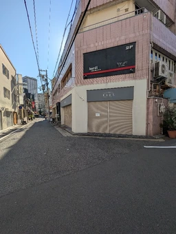 トアウエスト角地1F店舗｜目立つ好立地外観