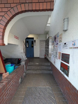 モトマチ山手｜エレベーターで２階区画外観