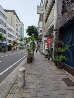 トアロード沿い｜半地下・1F路面店舗外観