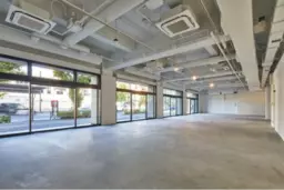 北参道駅3分明治通り沿い約71坪!天高4.3mあり。物販、サロン、サービス、事務所に最適です【軽飲食相談可能】