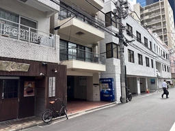 駐車スペース1台分あり(賃料に含む)・入口はマンションエントランスの先