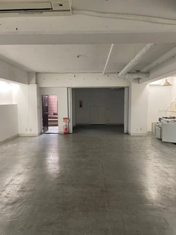 駐車場直結(別途66000円/月)倉庫でも利用可能 103.5㎡あります!スタイリッシュな屋内!写真スタジオに◎