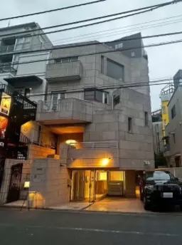 地下2階/お洒落な建物の注目区画  ※壁面看板設置可