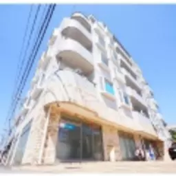 宿通り沿いに面している1Ｆ店舗。駐車場も無料(台数相談)。事務所居抜きでの引き渡しになります。前がコンビニになってます。外観