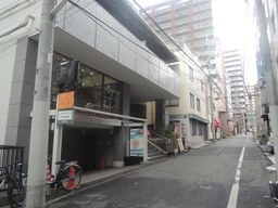 トアロードの裏通り｜エレベーターで２階区画