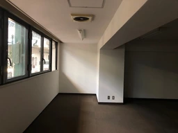 元町商店街からビルへの入口あり｜２階区画