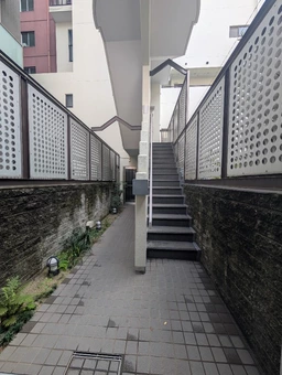 オートロック通過してビル内の１階区画｜倉庫とか？事務所とか