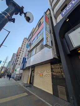 市役所通り(フラワーロード)に面する4F路面店舗