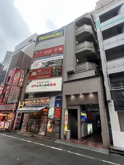 池袋駅 徒歩4分 繁華エリアの人通りの多い立地外観