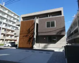 新越谷駅 徒歩5分 　越谷川口線沿い新築　1階外観