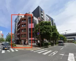 大宮駅東口１分！地下一階２３坪テナント！角地視認性高いビルです。サービス、物販、スクールなどに最適【飲食不可】外観