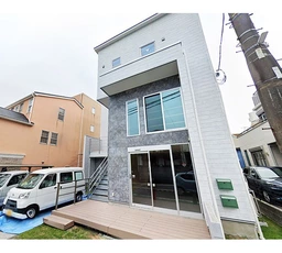 【新築】葉山マリーナ至近！潮風薫る、森戸海岸線沿い立地の店舗事務所　1階19坪・2階18坪一括貸し！