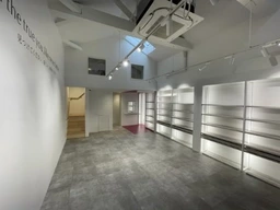 三宮本通り商店街1F