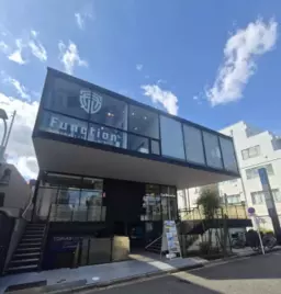 【サービス店舗ご相談可】自由が丘駅徒歩3分、ガラス張りでデザイン性の高い造りのビルの１階区画です。