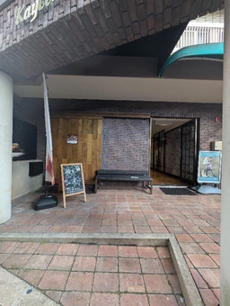 表記は「2階」ですが路面店舗です｜北野異人館エリア外観