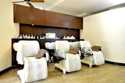 【美容室】長年盛業の1階美容室　居抜き店舗　間口広く使いやすいレイアウトです外観