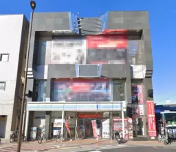 東大宮駅 徒歩1分◆ロータリー角で利便性大◆業種相談可◆3階と一括可◆前面ガラス張りで視認性も大◆外観