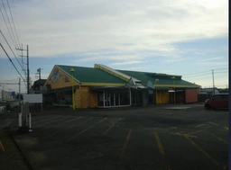 鴻巣市17号線沿い店舗外観