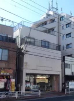 本牧通りに面した1Fと2F(2層式で内階段)のめずらしい店舗事務所。スケルトン渡しですのでお好きに造作して下さい。