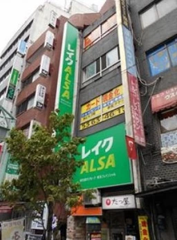 【HS1202】新宿駅徒歩1分。好立地店舗物件。賃料352,000円。壁面看板利用可能。外観