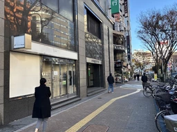 新宿2丁目交差点に面す路面店/飲食不可(給排水引込なし)/元サービス店舗（買取店）/事務所仕様にて引き渡し