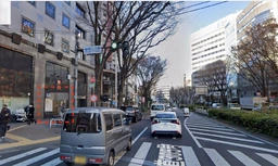 明治通り・新宿通りに面する角地路面店！（募集区画は明治通り沿いです。）新宿二丁目交差点すぐ！飲食店は不可