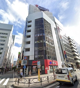 赤坂見附駅すぐ目の前、活気ある街並みが魅力。視認性が高く、青山通り沿いに立地。8階も同面積で募集