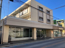 バス停至近、間口の広い1階路面店。　駐車スペースあり。